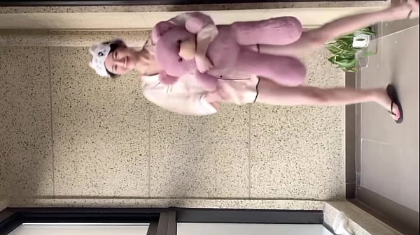 Gadis Tionghoa Seksi Dengan Sandal Jepit Menggoda Hasratmu