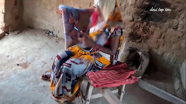 Desi Bhoji Yang Seksi Digoyang Di Ranjang Dengan Gaun Sari Terbuka, Adegan Panas India Dengan Suara Erotis Menggairahkan.