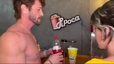 Menggoda Adik Tiriku Dan Teman Seksinya