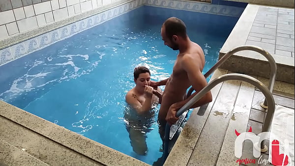 Gulosa Safada Sentando No Pauzão Do Primo Do Marido Enquanto O Corno Assiste!