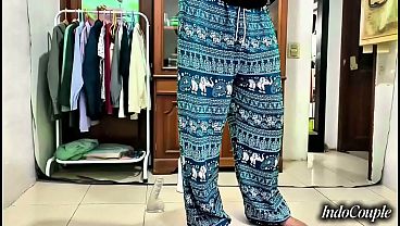 Adik Tiri Berhijab Terekam Asyik Main Dildo, Ngiler Pengen Dua Kontol Nembus