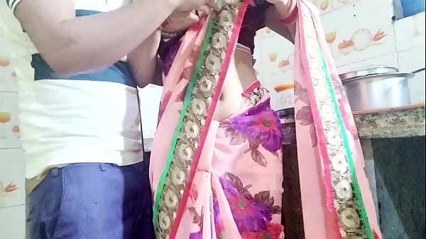 भाभी बर्तन धोते हुए छप छप कर रही थी, तभी देवर ने पीछे से आकर कान में फुसफुसाया – “भाभी, तुम्हारी गीली चूत मेरे लिए दे दोगी?”