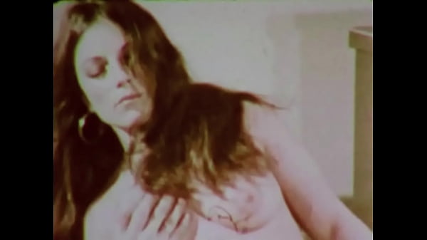 Fantasi Mesra Dengan Saudari Tiri Bergaya Retro