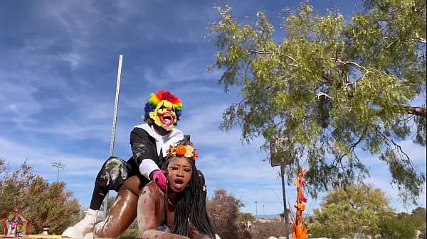 Nenek Lupa Bumbui Kalkun, Jadi Aku Ambil Alih Dan Menghamili Burung Itu Juga