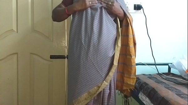 Wanita Tamil Telugu Kannada Malayalam Hindi Yang Panas, Istri Selingkuh Bernama Vanitha, Mengenakan Saree Abu-abu, Memamerkan Payudara Besar Dan Memek Cukur, Meremas Keras Payudara, Meremas Puting, Menggesek Memek, Dan Masturbasi
