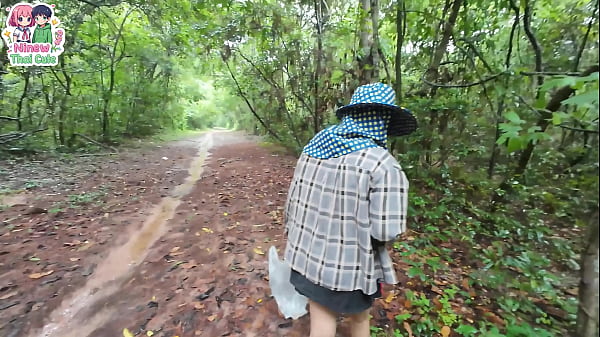 สาวไทยวัยรุ่นใจกล้าโชว์จุดซ่อนเร้นกลางป่าลึก