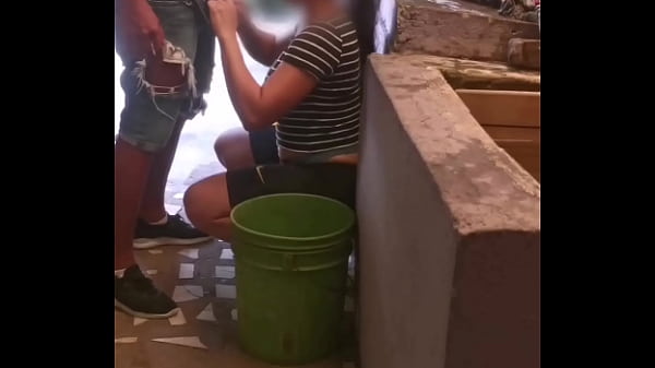 Sepupuku Menggila Di Pantatku Sampai Menumpahkan Susunya Saat Aku Lagi Cuci Baju!!