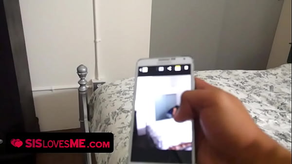 Mandy Muse, Si Adik Tiri Nakal, Ketahuan Mengobrak-abrik Laci Rahasia Ayah Tirinya.