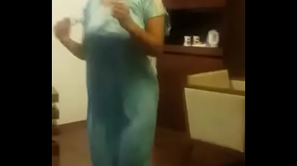 Tarian Menggoda Desi Yang Membara