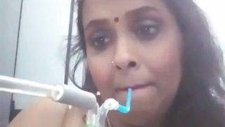 Bidadari Telanjang Desi Asyik Nge-hookah