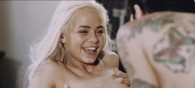 Elsa Jean Dan Joanna Angel Sudah Siap Untuk Hari Besar, Meregangkan Tubuh Di Sekitar Arena, Tapi Arabelle Dan Sovereign Masih Asyik Di Ruang Kerja Suzy Berbagi Kabar Bahagia Mereka. Tak Lama, Ketiga Gadis Itu Masuk Ke Arena Dengan Gairah Yang Membara.