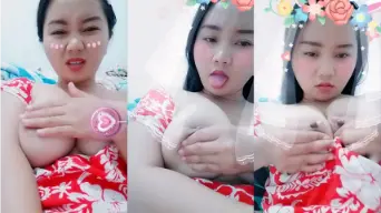 Gadis 19 Tahun Mengocok Payudara Montoknya Yang Menggoda