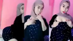Gadis Berhijab Meremas Payudara Dengan Sensual