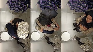 Gadis Berjilbab Menggoda Di Balik Pintu Kamar Ganti