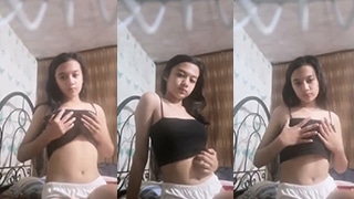 Gadis Smp Manis Mainkan Memeknya Yang Basah