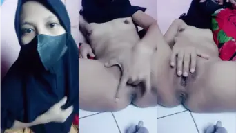 Ukhti Merana Menggapai Kenikmatan Sendiri Saat Suami Pergi