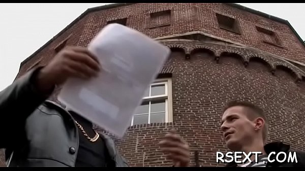 Gadis Seksi Dengan Pantat Menggoda Membungkuk Dan Menghisap Kontol Dengan Penuh Gairah