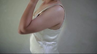 Gadis India Menggoda Diri Dalam Gaun Satin Sutra Yang Menggoda