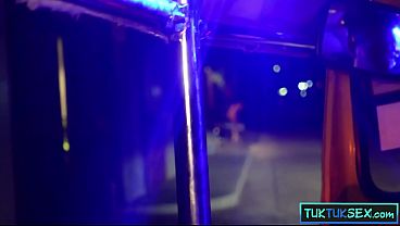 Milf Thailand Montok Digoyang Keras Setelah Digoda Di Tuk-tuk