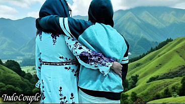 Istri Berhijab Yang Setia Menggoda Dan Menelan Cairan Pria Lain Saat Suaminya Asyik Berlibur Di Bali Bersama Kekasih Gelapnya.