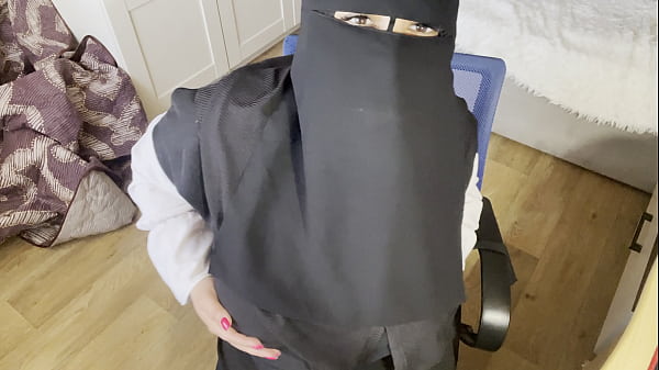 Wanita Turki Bermata Indah Berhijab Merangsang Diri Dengan Stoking
