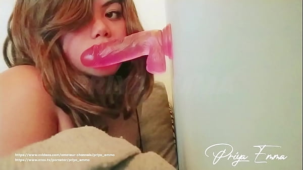 Priya Emma, Gadis India-arab Terpanas, Mengisap Dildo Dengan Liar Dalam Closeup Menggoda