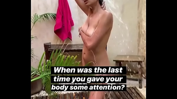 Desi Hot Girl Mandi Telanjang Di Halaman