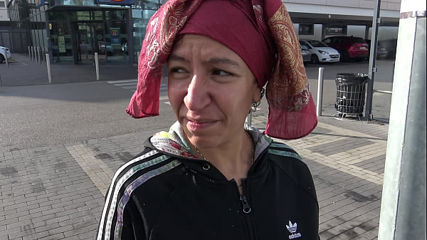 Pelacur Liar Turki Yang Nakal Memamerkan Kemaluan Berbulunya Pada Lelaki Tua Mesum