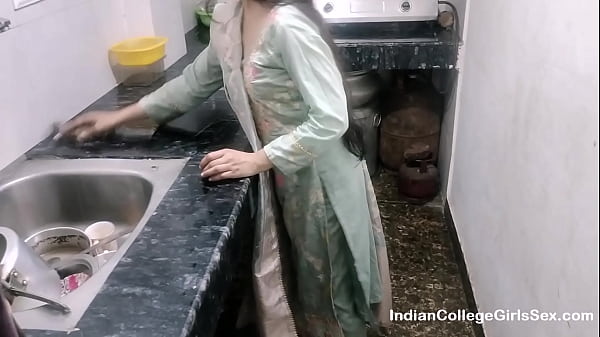 Birahi Membara, Bhabhi Tersepuh Rayu Devar Di Dapur Dengan Rayuan Mesra Hindi