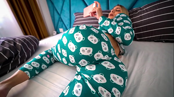 Kakak Tiri Ketahuan Nonton Bokep, Lalu Kutolong Dia Climax Dan Minta Dikremi