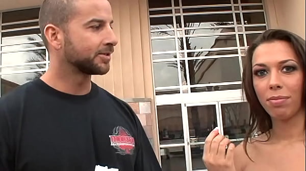 Ibu Berambut Cokelat Menunggangi Batang Besar