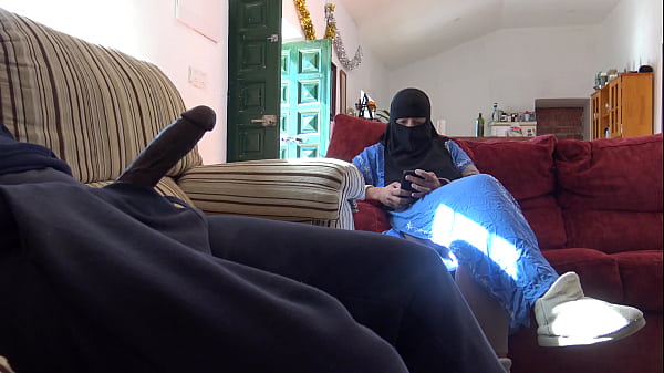 Wanita Turki Tak Gentar Saat Teman Suaminya Memamerkan Kontol Hitam Besar