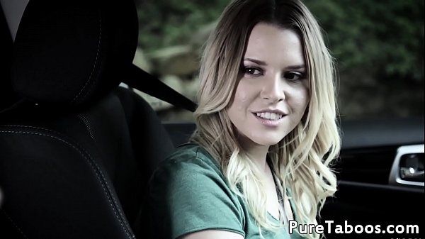 Remaja Menggoyangkan Pantatnya Untuk Guru Les Mengemudi