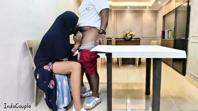 Guru Sekolah Hijab Muslim Pergi Untuk Kencan Dengan Bintang