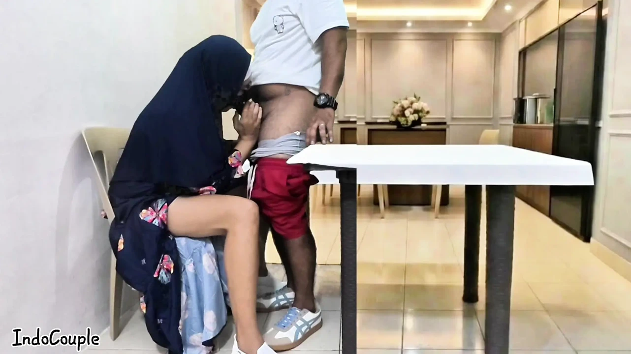 Guru Sekolah Hijab Muslim Pergi Untuk Kencan Dengan Bintang