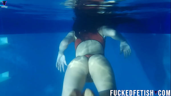 Helen Bintang Pamer Bikini Malam Di Kolam Sensual