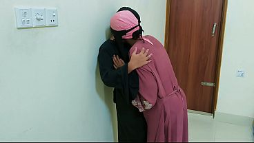 Desi Bhabhi Masak Sendiri Di Dapur, Bikin Adonan Panas Yang Bikin Ngiler