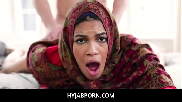 Maya Farrell, Saudara Tiri Arab Berpantat Besar Berhijab Dipaksa Menikah