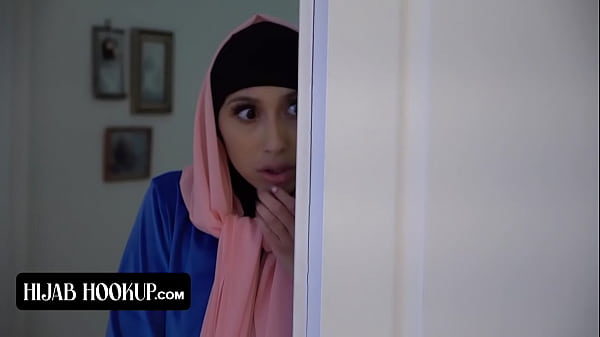 Muslimah Berhijab Dengan Pantat Sempurna Penasaran Digitui Vagina Ketatnya Oleh Instruktur Yang Horny
