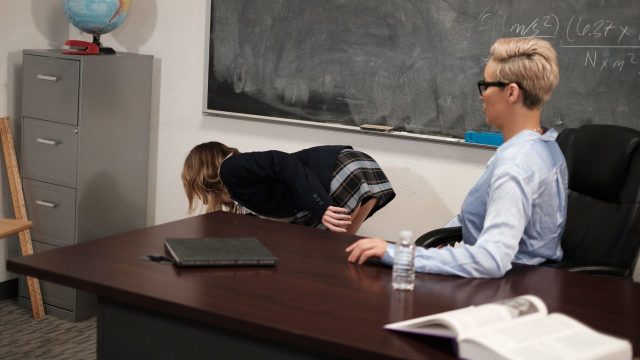 Guru Baru Ryan Keely Yang Seksi Banget Langsung Kena Mental Sama Murid Bejat Carter Cruise. Carter Lihat Kelemahan Si Milf Montok Ryan, Dan Siap Ngejebak Dia Dengan Cara Paling Mesum.