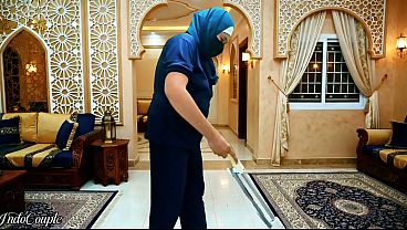 Maid Hijab Indonesia Disuruh Ngewe Mulut Ama Majikan, Sampai Telan Air Mani.