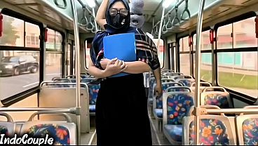 Istri Muslim Pulang Kampus Naik Bus Sendirian, Langsung Digaruk Orang Asing Di Atas Hijabnya.