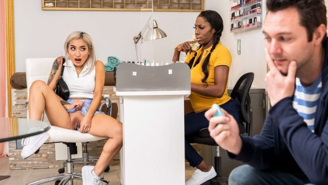 Brazzers – Getaran Nakal Di Salon, Ngentot Sembunyi-sembunyi