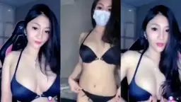 Reva Si Selebgram Host Live Bar2 Mangga, Goyangannya Bikin Horny.