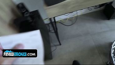 Gadis Latin Mungil Menggoda Ayah Tirinya Dengan Tubuh Mulusnya Yang Bikin Ngilu.