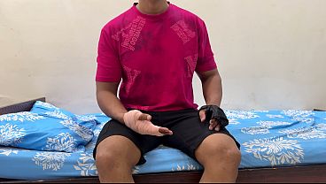 Ibu Tiri Bantu Anak Tiri Yang Luka Mandi, Malah Godain Dia. Akhirnya Isep Kontolnya, Sebelum Digenjot Keras.