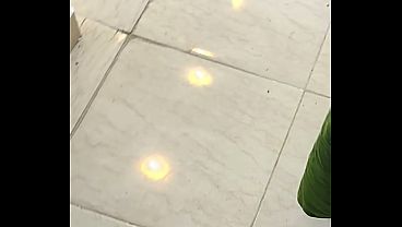 سباك وصاحبه ينيكوا شرموطة مصرية في بيتها، صوتها يهيج والجسم ملبن