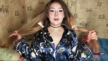 Gadis Rusia Montok Dengan Paha Besar Mainin Memek Sempitnya Sambil Dildo Masuk Dalem.