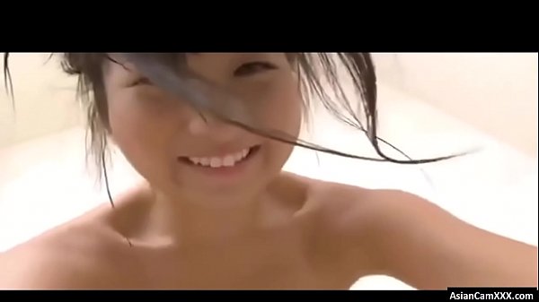 Gadis Pembantu Asia Montok Mandi Sambil Basah Kuyup Bikin Ngiler.