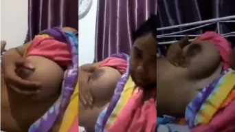 Bocil Kencengin Tangan Sambil Remes-remes Toket Gede Kenyal Sampe Muncrat.